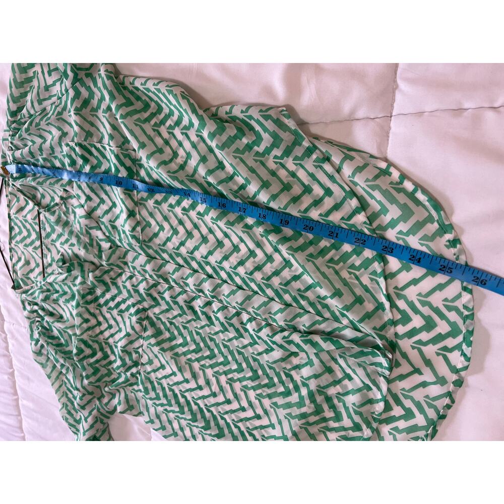 Green Chevron Geometric Print Blouse M Chico Split V-Neck Roll-Tab Sleeve Top - Picture 6 of 6